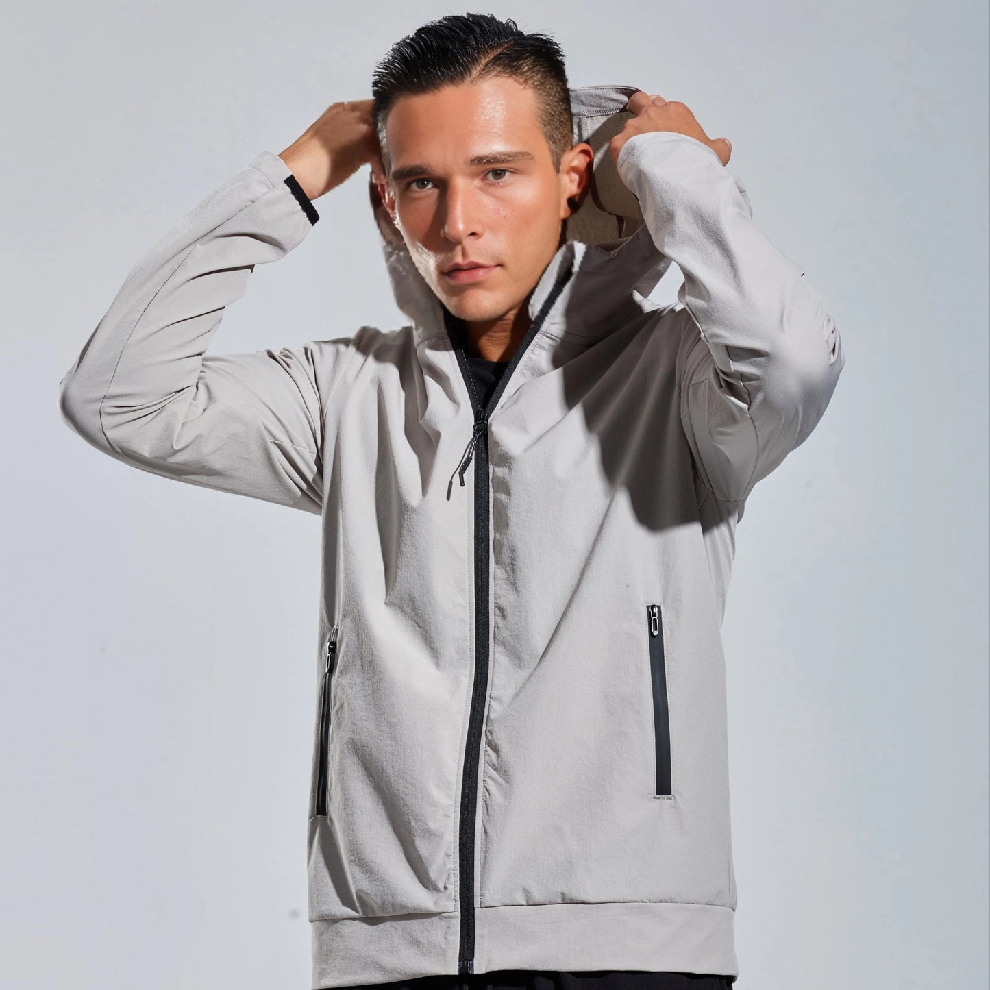 LAUFR Leichte kapuzenbesetzte Laufjacke