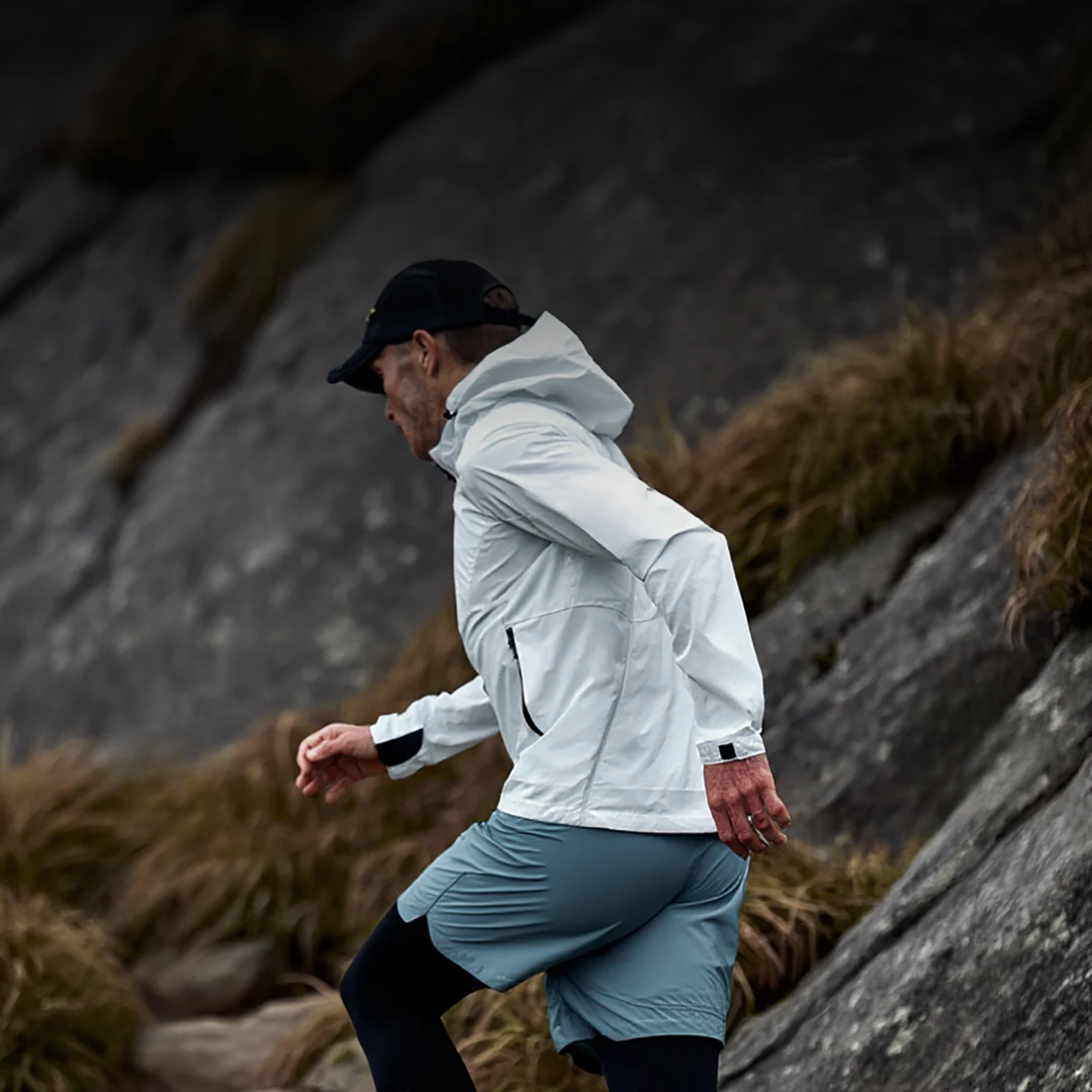 LAUFR Leichte kapuzenbesetzte Laufjacke